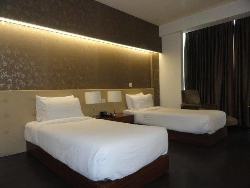 Fabhotel Prime Sage New Delhi Bagian luar foto