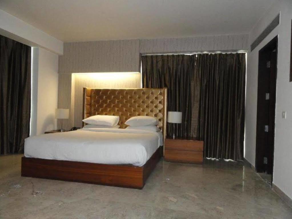 Fabhotel Prime Sage New Delhi Bagian luar foto